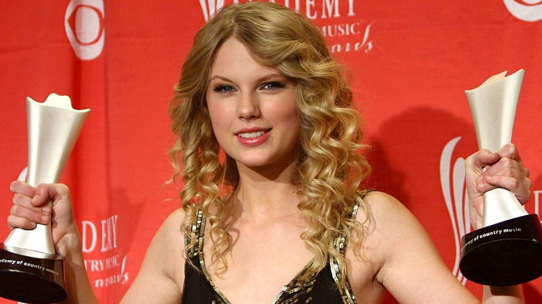 Taylor Swift con i capelli ricci