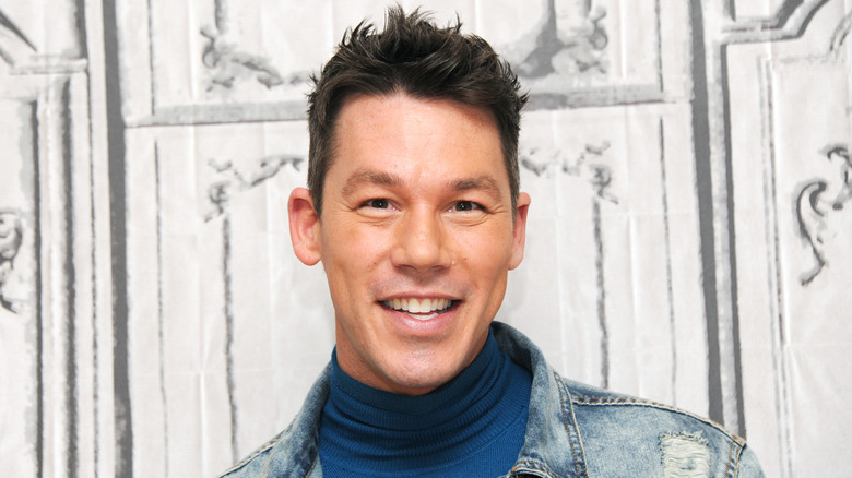 David Bromstad indossa un dolcevita blu