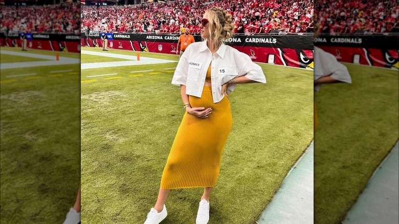 Brittany Mahomes incinta in coordinato color senape