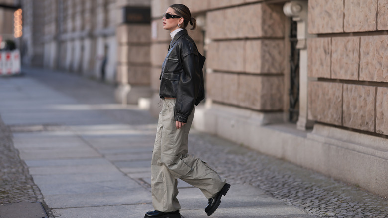 Pantaloni cargo, giacca di pelle nera