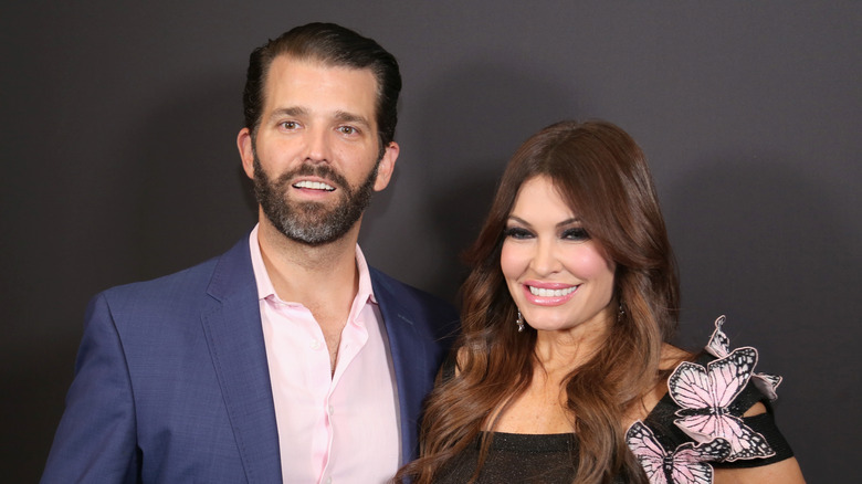 Donald Trump Jr. e Kimberly Guilfoyle sorridono