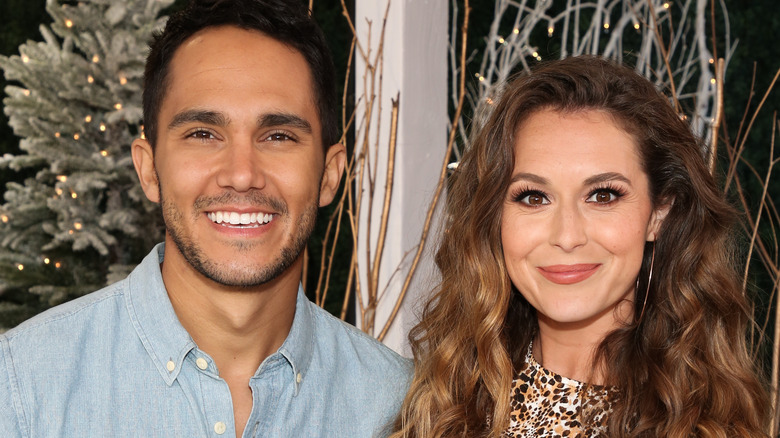 Carlos e Alexa PenaVega sorridono