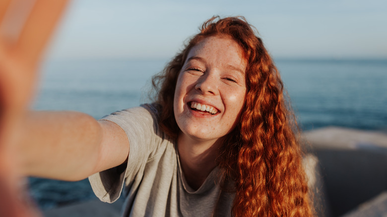 Ragazza sorridente con selfie capelli rossi