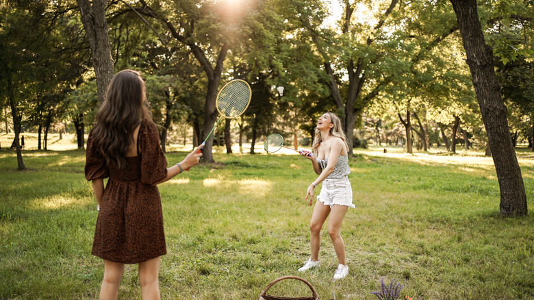 Amici che giocano a badminton