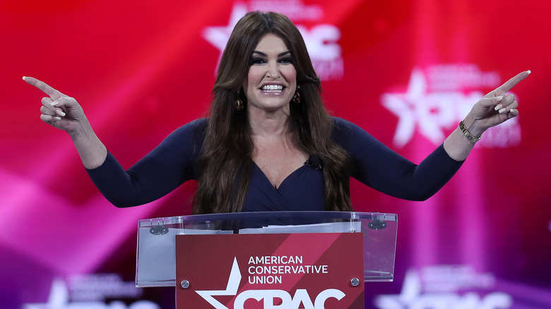 Kimberly Guilfoyle punta il dito