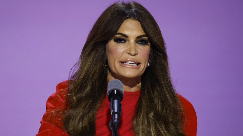 Kimberly Guilfoyle indossa un abito rosso