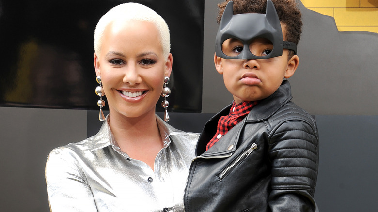 Amber Rose tiene in braccio suo figlio