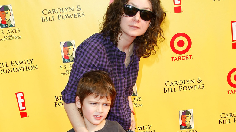 Sara Gilbert posa con suo figlio Levi