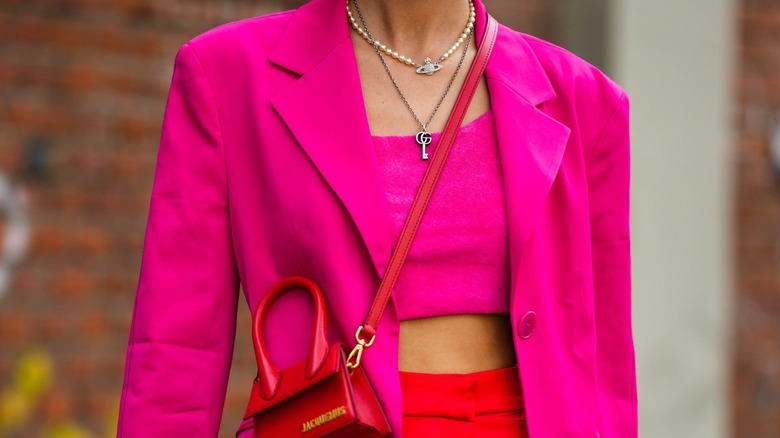 Donna in abito rosa e collana