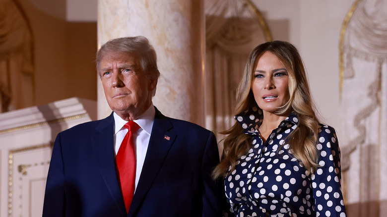 Donald e Melania Trump in piedi