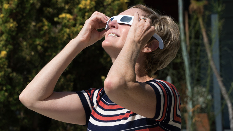 Donna che guarda l'eclissi solare