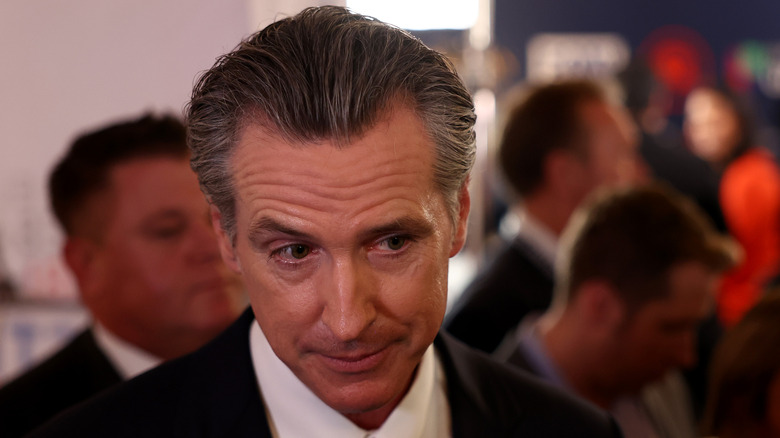 Gavin Newsom ascolta