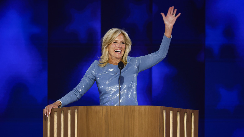 Jill Biden parla sul palco