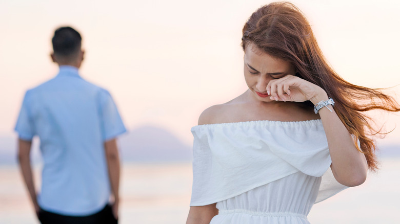 Donna che piange e lascia il fidanzato