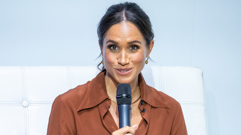 Meghan Markle tiene il microfono