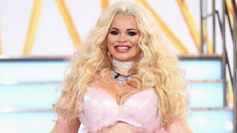 Trisha Paytas indossa un reggiseno rosa lucido