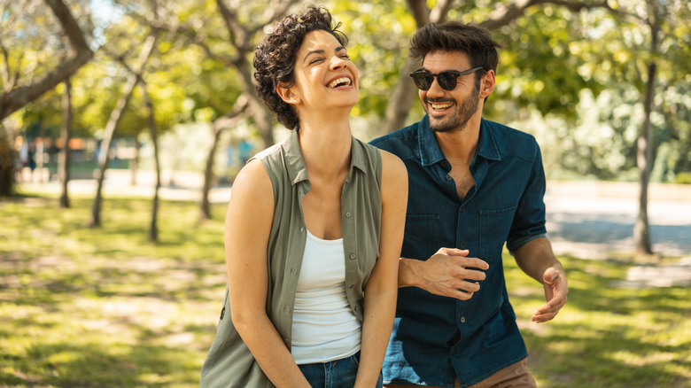 Uomo e donna al parco 