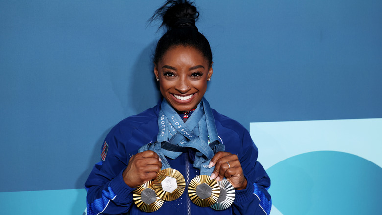 Simone Biles indossa medaglie