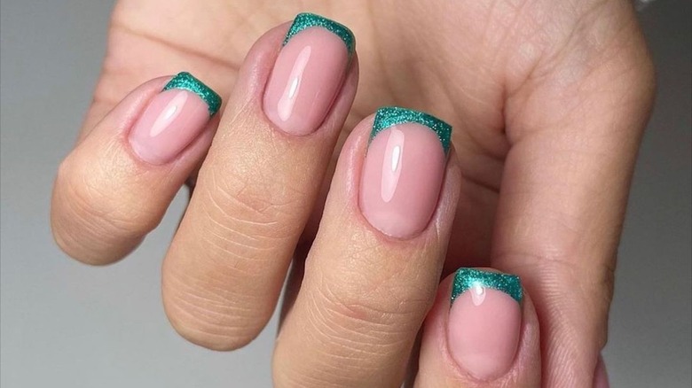 manicure francese verde acqua glitterata