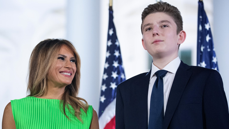 Melania Trump sorride a Barron Trump