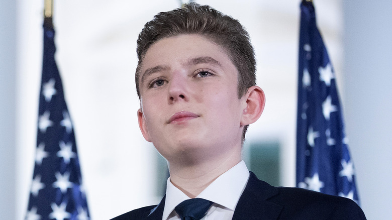 Barron Trump sorride