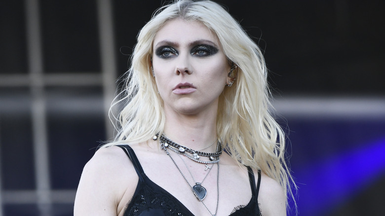 Taylor Momsen si esibisce nel 2023