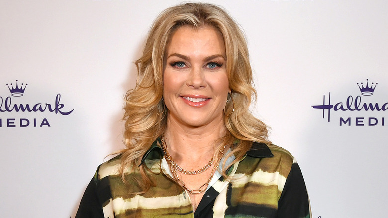 Alison Sweeney in posa