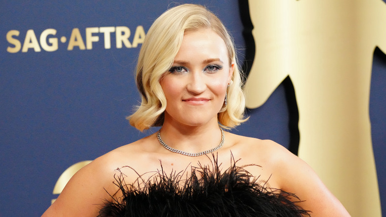 Emily Osment in abito nero 