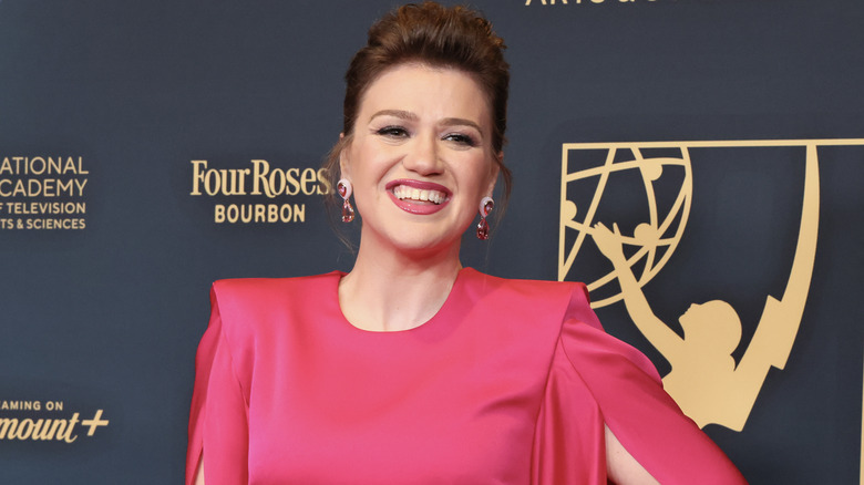 Kelly Clarkson sorridente