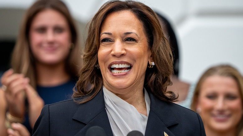 Kamala Harris sorridente nel 2024