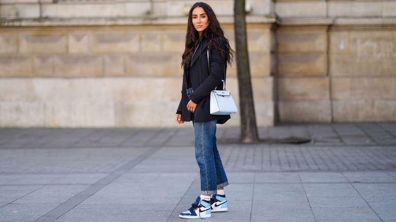 Jeans risvoltati sneakers blu