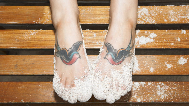 Piedi con tatuaggi di uccelli