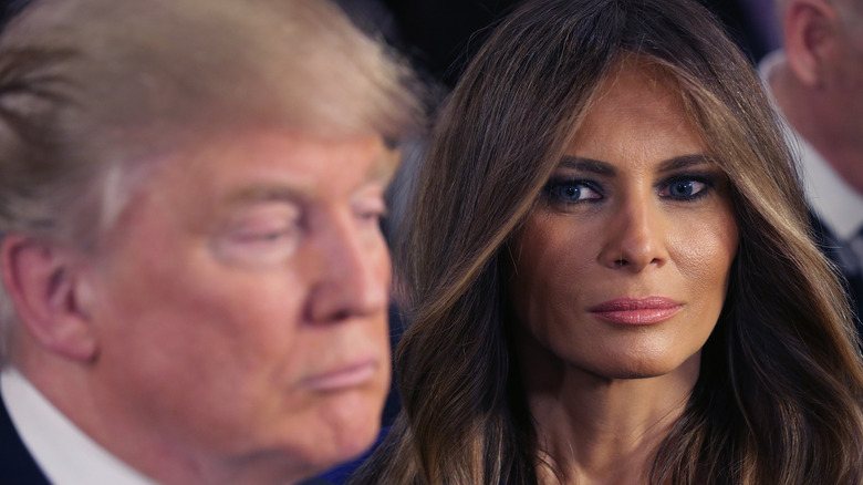 Melania Trump lancia occhiate minacciose mentre Donald Trump è in primo piano