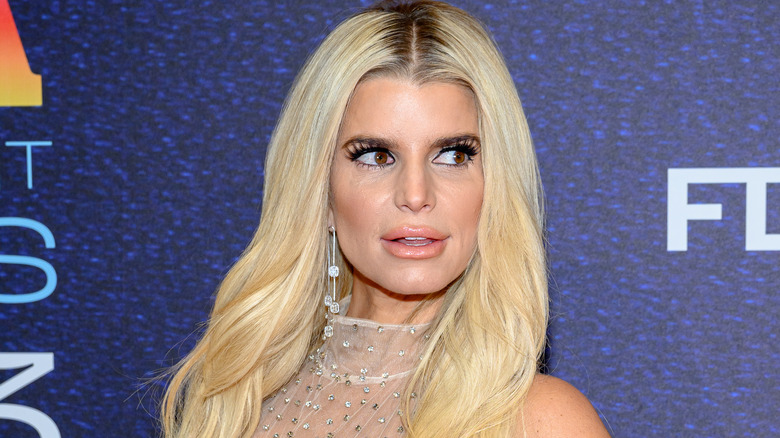 Jessica Simpson con ciglia finte