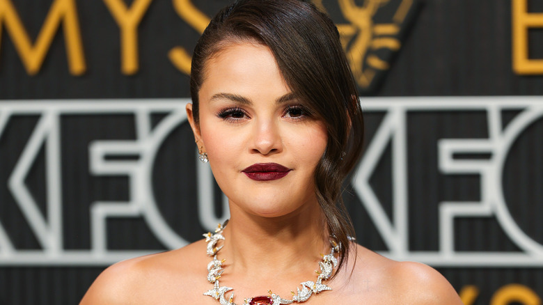 Rossetto bordeaux di Selena Gomez