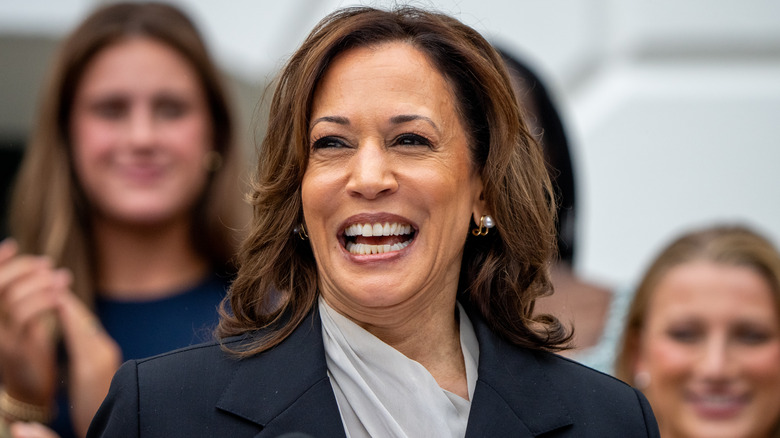 Kamala Harris fa un discorso