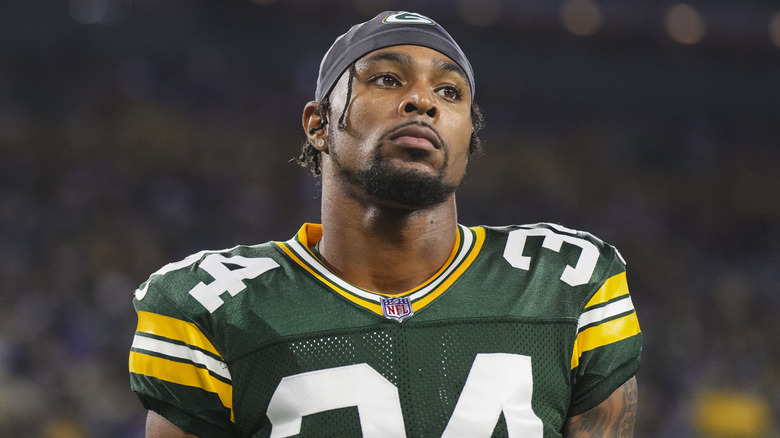 Jonathan Owens indossa un berretto nero e la maglia e le protezioni dei Green Bay Packers