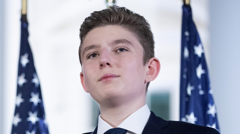 Barron Trump con la bandiera americana