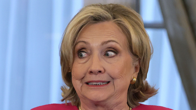 Hillary Clinton fa una faccia buffa