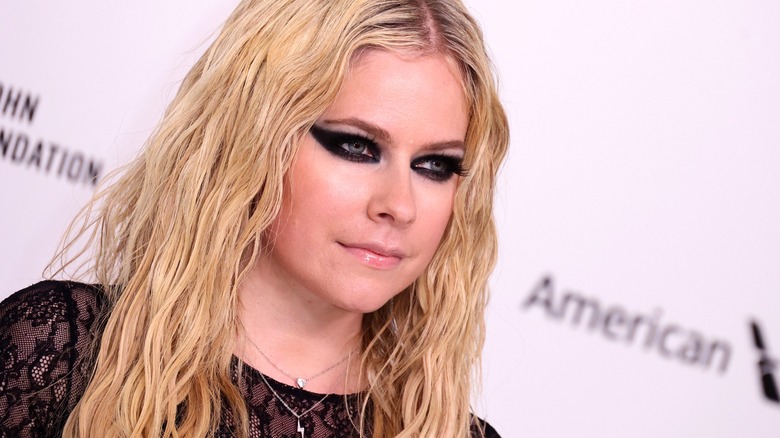 Avril Lavigne con trucco occhi scuro