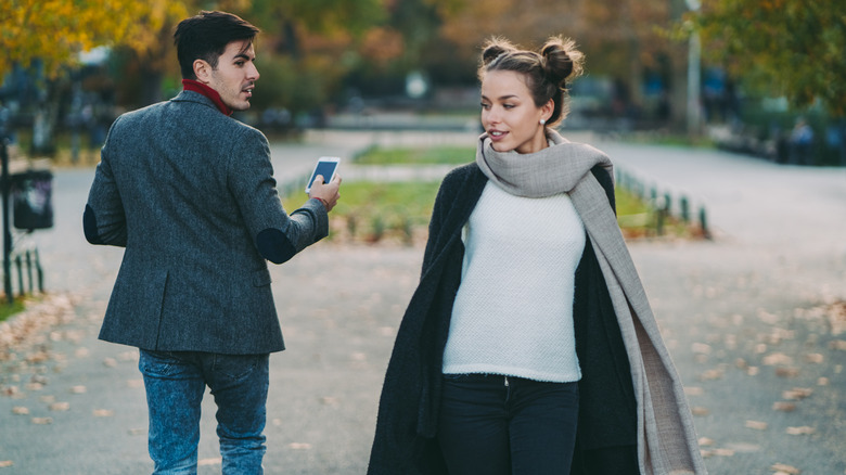 uomo che guarda una donna