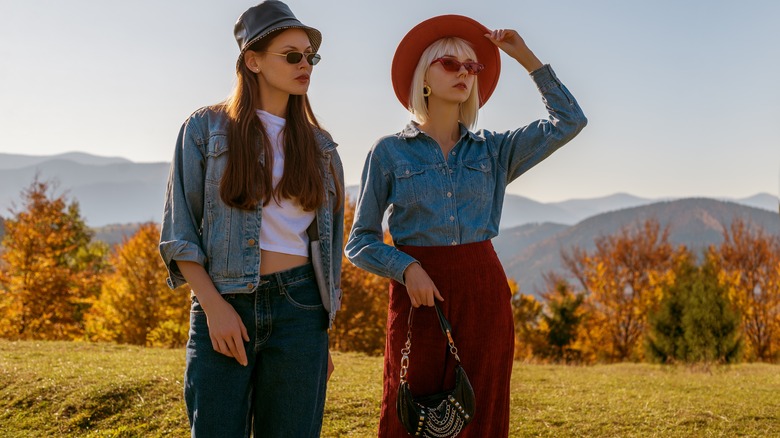 Due donne in denim 