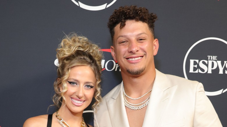 Brittany e Patrick Mahomes posano