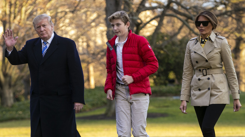 Barron Trump tra i suoi genitori