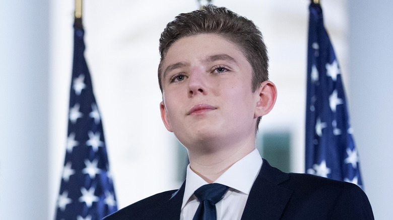 Barron Trump che fissa