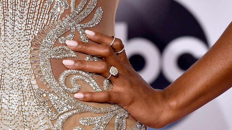 Manicure trasparente sul red carpet