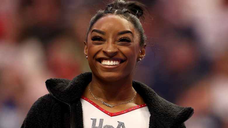 Simone Biles sorridente giacca nera