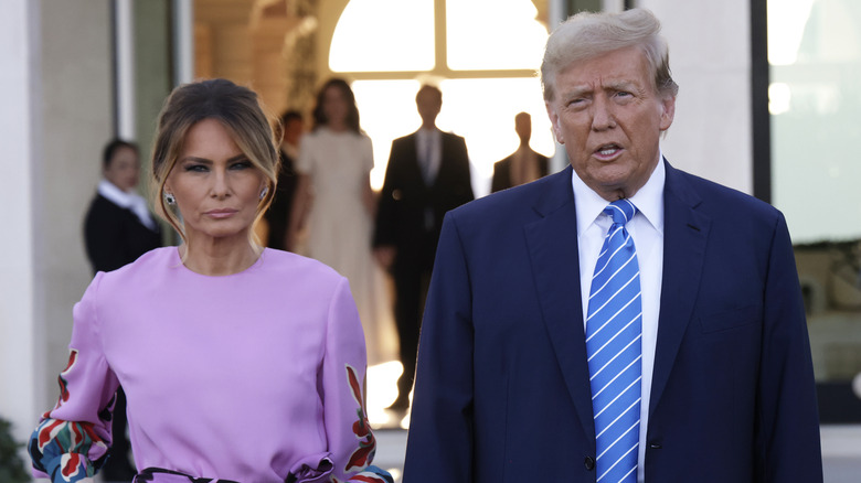 Melania Trump accigliata mentre Donald Trump parla