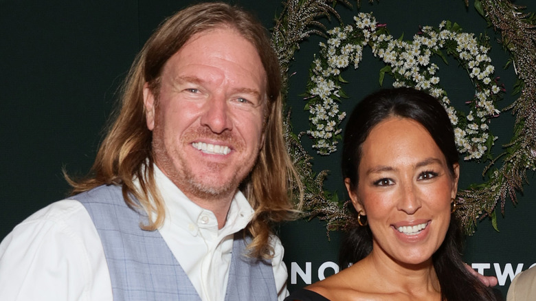 Chip e Joanna Gaines sorridono