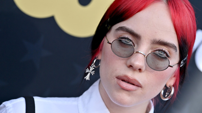 Billie Eilish con i capelli rossi